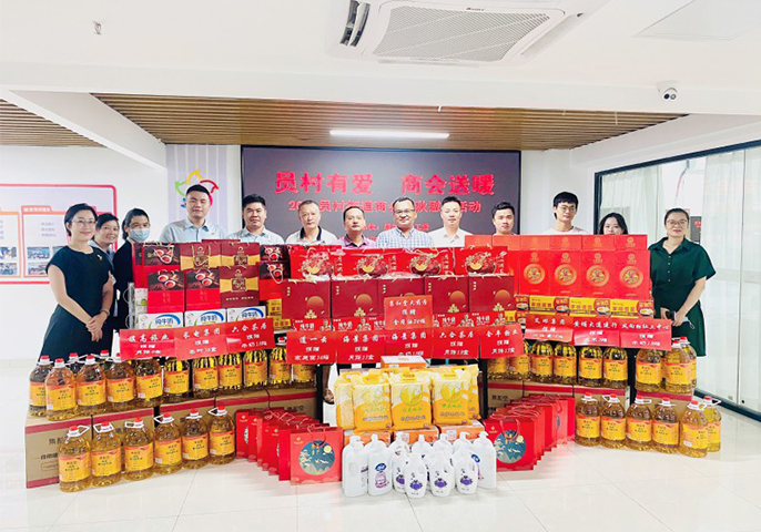 情系社區，中秋送暖丨海景集團中秋節慰問員村街道困難家庭